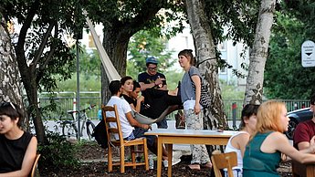 Menschen sitzen im Park
