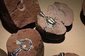 Foto von Schmuck auf braunen Steinen