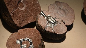 Foto von Schmuck auf braunen Steinen