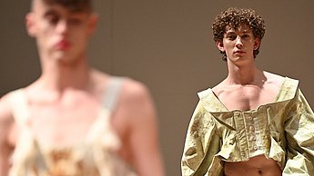 Foto von zwei Models, die Kostüme präsentieren