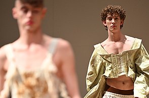 Foto von zwei Models, die Kostüme präsentieren