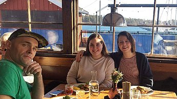 Drei Personen in einem Restaurant beim Essen