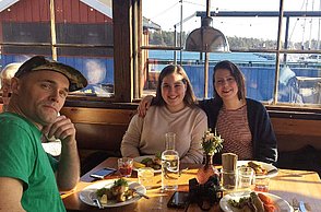 Drei Personen in einem Restaurant beim Essen