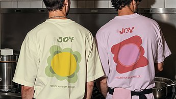 Abschlussarbeit Sophia Holstein: Designing Joy - ein visuelles Spiel mit der Freude – Shirts mit Prints