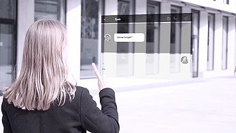 Eine Frau mit einem futuristischen Text-Hologram vor sich