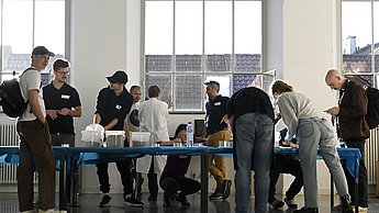 Studenten an einem Tisch