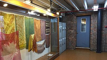 Flur mit aufgehängtem Bild an der Wand
