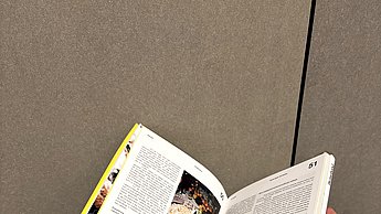Abschlussarbeit Anastasia Poluljaschny: Vergessene Geschichte sichtbar machen – Spätaussiedler:innen durch Design erzählen – Magazin Innen