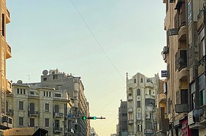 Straße mit vielen Häusern 