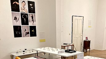 Tische auf denen verschiedener Schmuck ausgestellt liegt