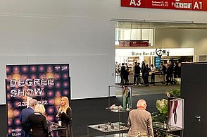 Menschen bei einer Ausstellung