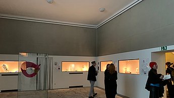 Personen betrachten eine Ausstellung 