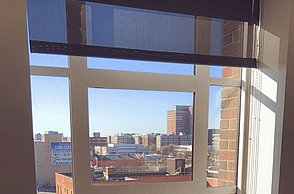 Foto von einem Schreibtisch an einem Fenster 