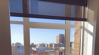Foto von einem Schreibtisch an einem Fenster 
