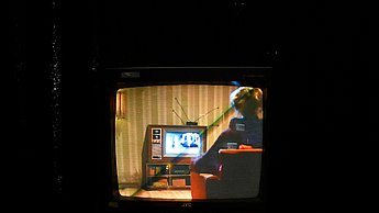 Foto von zwei Röhrenfernsehern die aufeinander liegen und Videos von Wohnungen darstellen