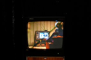 Foto von zwei Röhrenfernsehern die aufeinander liegen und Videos von Wohnungen darstellen