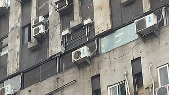 Jedes Fenster an einem Gebäude hat eine Klimaanlage