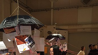 Foto einer Ausstellung in einem Gebäude