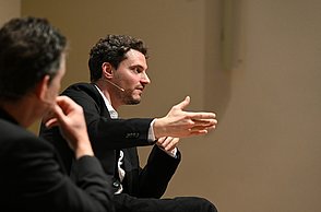 Tobias von Laubenthal im Gespräch auf der Bühne