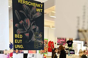 Foto von Plakaten die aufgehängt sind