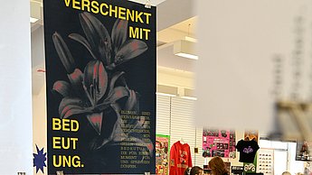 Foto von Plakaten die aufgehängt sind