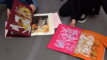 Studenten arbeiten an Plakaten