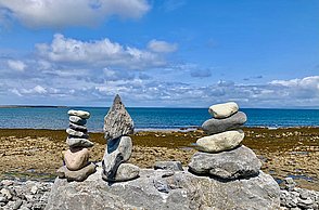Gestapelte Steine auf einem Felsen