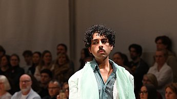 Foto eines Models in hellgrünem Kostüm