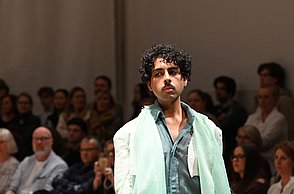 Foto eines Models in hellgrünem Kostüm