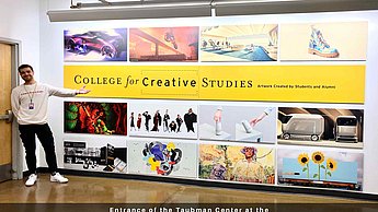 Person steht vor Wand mit Aufschrift "College for Creative Studies"