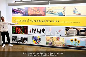 Person steht vor Wand mit Aufschrift "College for Creative Studies"