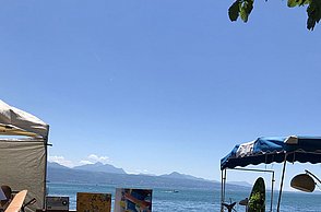 Foto eines Platzes der nah am Meer liegt