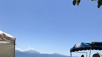 Foto eines Platzes der nah am Meer liegt