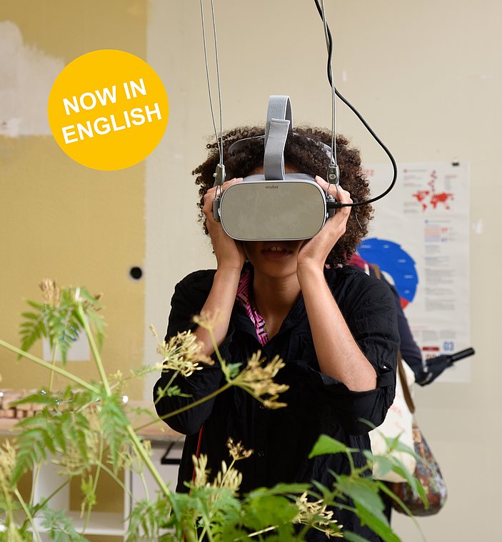 Person trägt VR-Brille (Bild von der Werkschau)