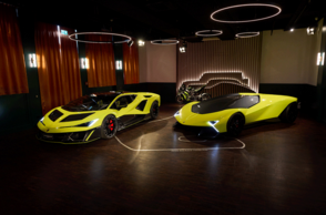 Zwei Sportwagen stehen ausgestellt