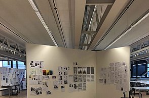 Foto eines Tisches auf dem ein Laptop und andere Arbeitsmaterialien liegen