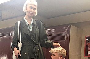 Bild von zwei Personen die im Schulflur stehen