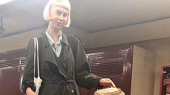 Bild von zwei Personen die im Schulflur stehen