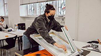 Person arbeitet an ihrem Projekt