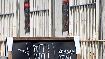 Tafel mit Werbung