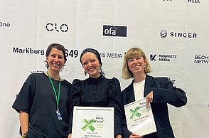 Lilian Brade (Mitte) gewinnt eine Special Mentioning der Neo.Fashion. Awards. Hier mit den Professorinnen Simone Sommer und Claudia Throm