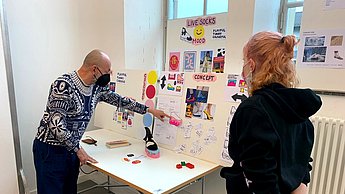 Personen betrachten eine Ausstellung 