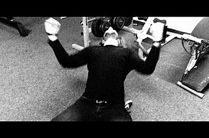 Ein schwarz-weiß Foto einer Person im Fitnessstudio