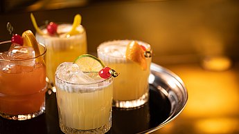 Vier Cocktails auf einem Tablet