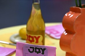 Foto einer rosanen Verpackung mit einem Smiley