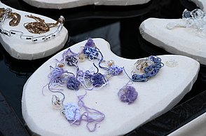 Foto von Schmuck der auf weißen Kissen auf einem Wasserbecken schwimmt