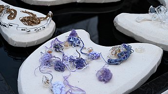 Foto von Schmuck der auf weißen Kissen auf einem Wasserbecken schwimmt