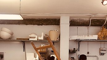 Ein Klappstuhl aus Holz steht auf einem Tisch