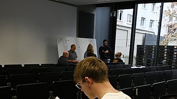 Studenten beim skizzieren