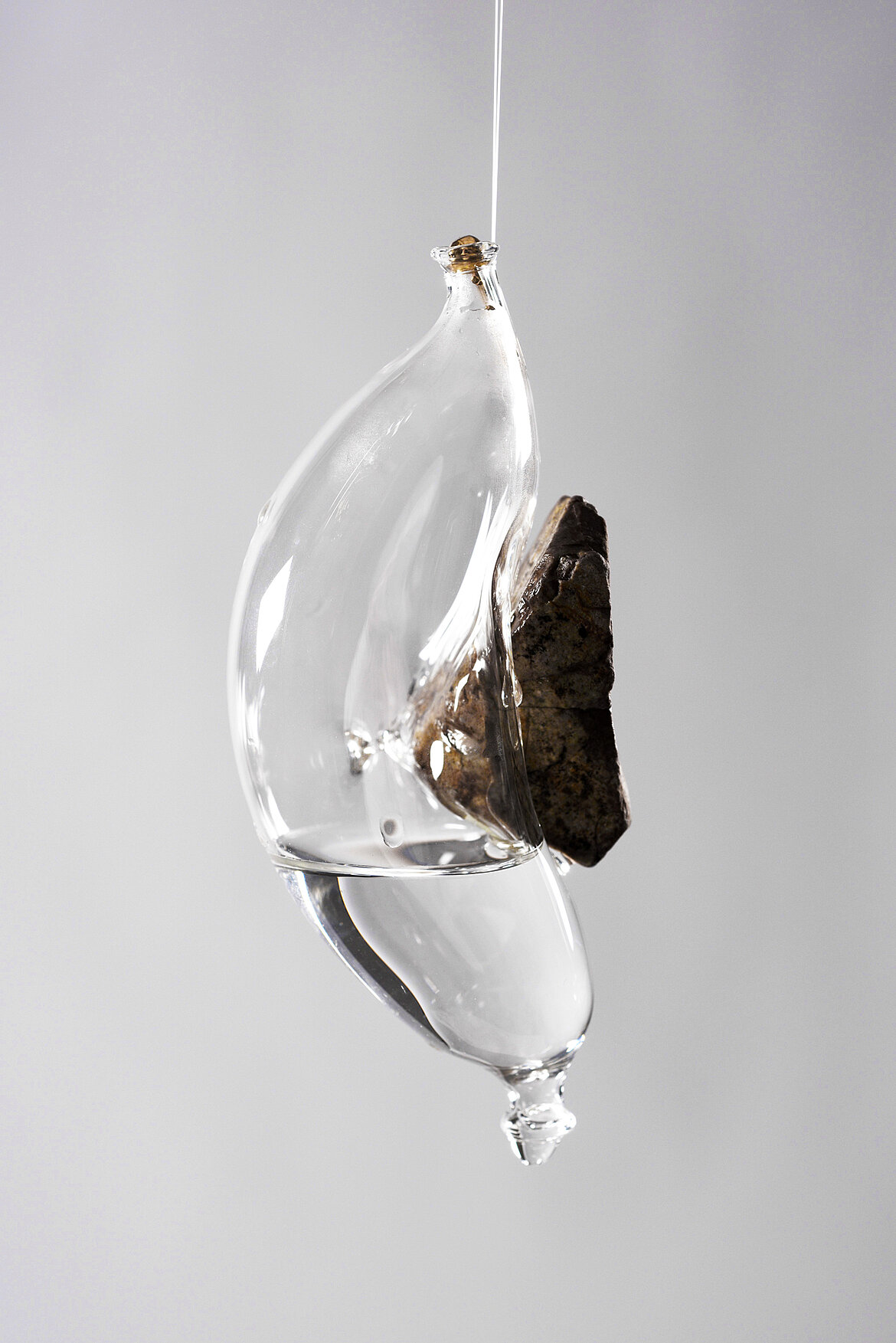 Bild studentische Arbeit: ‚Schwere lösen‘ von Elveda Bayrak; Foto: Petra Jaschke. Fragile Beziehung zwischen Glas, Stein und Wasser im Raum | Support von Michael Schwarzmüller